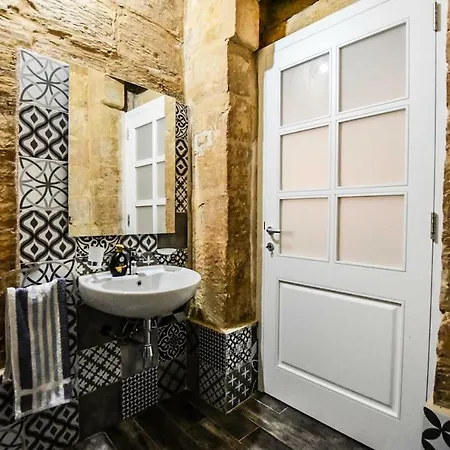 Historic Townhouse In Center