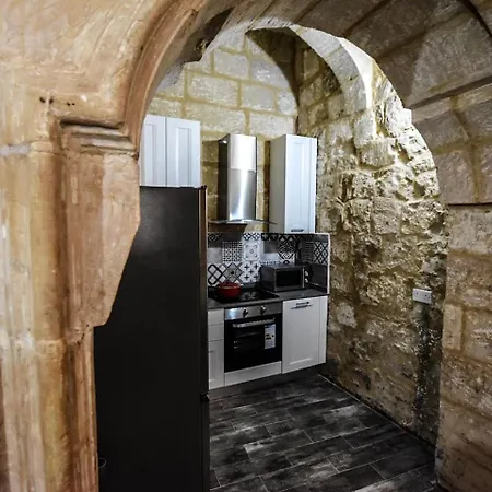 Historic Townhouse In Center