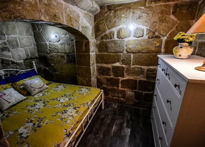 Historic Townhouse In Center