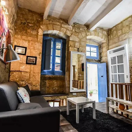 Historic Townhouse In Center