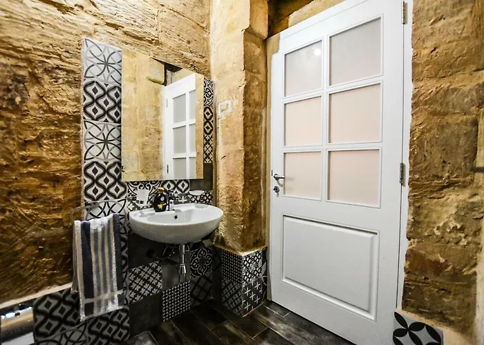 Historic Townhouse In Center