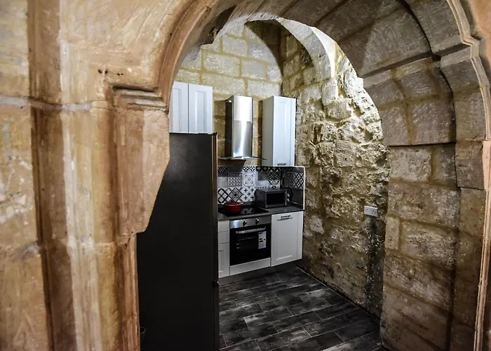 Historic Townhouse In Center